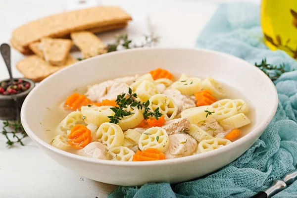 Zuppa Dietetica Con Filetto Tacchino Rotelle Pasta Alle Erbe Ciotola — Foto Stock