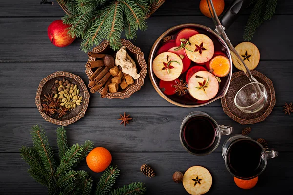 Olla Con Vino Caliente Especias Sobre Fondo Navideño — Foto de Stock