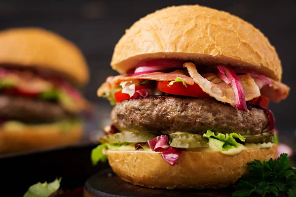 Två Stora Hamburgare Med Stekt Bacon Mörk Bakgrund — Stockfoto