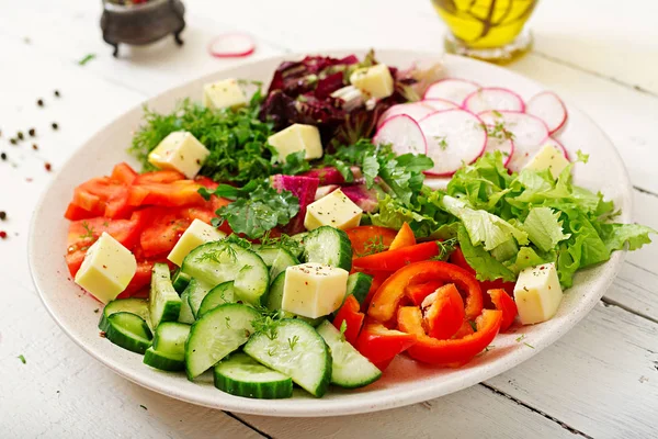 Misture Salada Verduras Frescas Ervas Verdes Tigela Branca Mesa Madeira — Fotografia de Stock