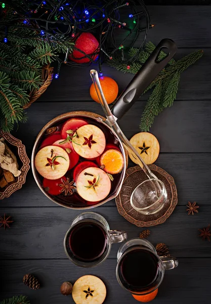 Pote Com Vinho Ruminado Especiarias Fundo Natal — Fotografia de Stock