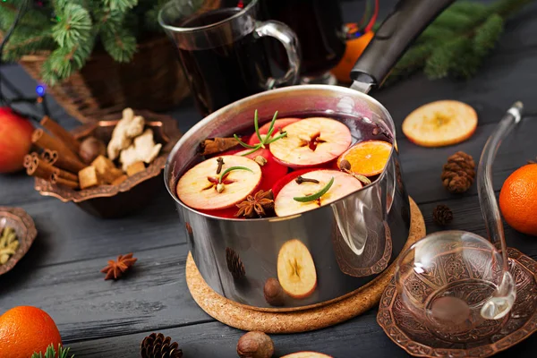 Olla Con Vino Caliente Especias Sobre Fondo Navideño — Foto de Stock