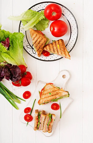 Club Sandwiches Mit Schinken Und Käse Auf Teller Und Club — Stockfoto