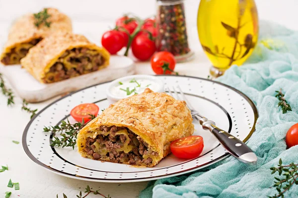 Appetizing Strudel Minced Beef Tomatoes Sauce — Stock Photo, Image