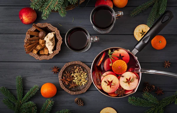 Pote Com Vinho Ruminado Especiarias Fundo Natal — Fotografia de Stock