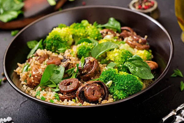 Egészséges Vegetáriánus Saláta Brokkoli Spenót Quinoa Tálban Gomba — Stock Fotó