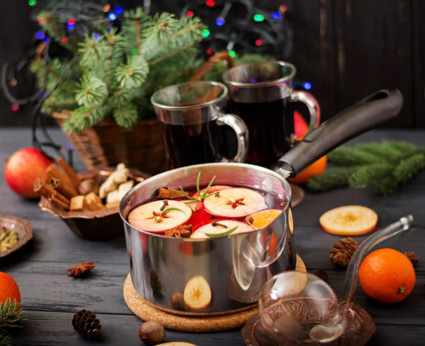 Topf Mit Glühwein Und Gewürzen Auf Weihnachtlichem Hintergrund — Stockfoto