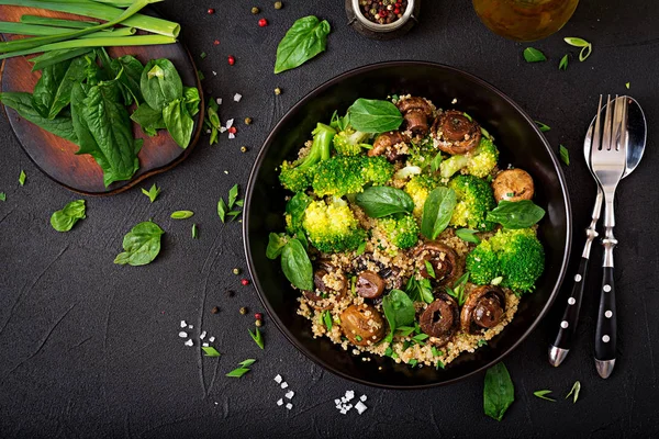 Salada Vegan Saudável Com Brócolis Cogumelos Com Espinafre Quinoa Tigela — Fotografia de Stock