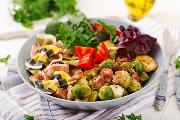 Tigela Com Macarrão Farfalle Brotos Bruxelas Com Bacon Salada Legumes — Fotografia de Stock