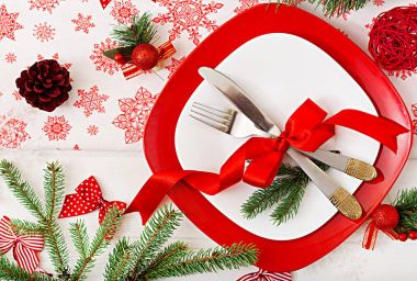 Geleneksel dishware dekore edilmiş Noel tablo