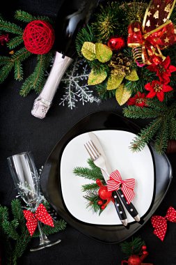 Geleneksel dishware dekore edilmiş Noel tablo