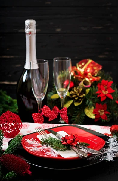 Hagyományos Étkészlet Díszített Karácsonyi Asztal — Stock Fotó