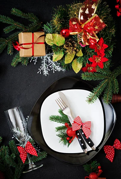 Traditionelles Geschirr Auf Geschmücktem Weihnachtstisch — Stockfoto