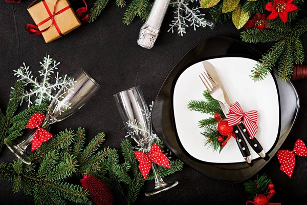 Hagyományos Étkészlet Díszített Karácsonyi Asztal — Stock Fotó