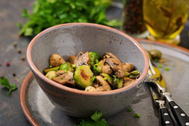Vegan yemek. Fırında mantar Brüksel lahanası ve otlar ile. Doğru beslenme. Sağlıklı yaşam tarzı