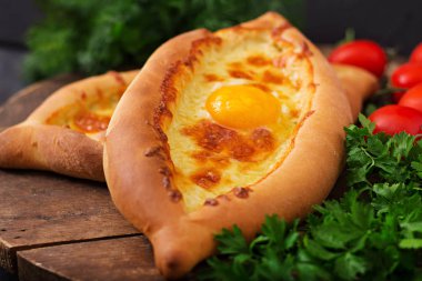 Acara içinde Khachapuri. Açık pasta mozzarella ve egsg ile. Gürcü mutfağı.