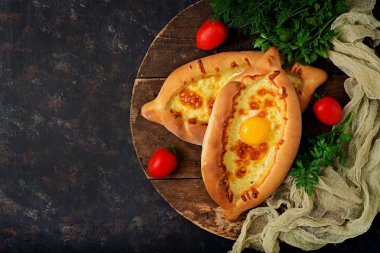 Acara içinde Khachapuri. Açık pasta mozzarella ve egsg ile. Gürcü mutfağı.