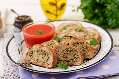 Brokoli ve domates soslu kıyılmış tavuk eti rulo.