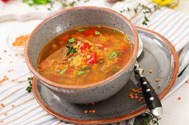 Kırmızı mercimek, et, kırmızı biber ve güzel kokulu kekik ile iştah açıcı çorbası