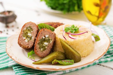 Zrazy pirzola kıyma turşu salatalık ve yumurta ve bulgur garnitür ile