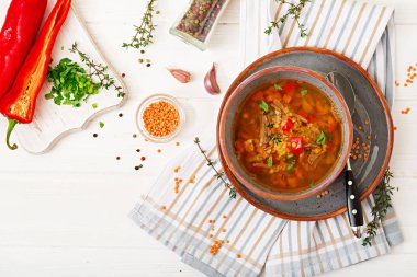 Kırmızı mercimek, et, kırmızı biber ve güzel kokulu kekik iştah açıcı çorbası. Düz yatıyordu. Üstten Görünüm