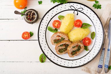 Türkiye'nin rulo ıspanak ile et ve patates püresi garnitür ile kırmızı tatlı biber kıyılmış