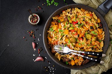 Düdük sebze salça koyu arka plan üzerinde kabak, Brüksel lahanası, kırmızı biber ve karaciğer adet ile. Yukarıdan görüntülemek