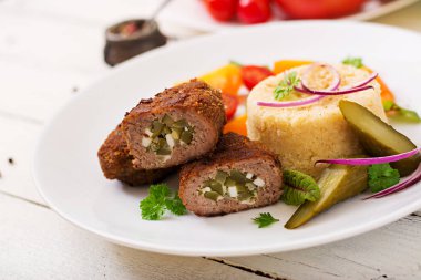 Zrazy pirzola kıyma turşu salatalık ve yumurta ve bulgur garnitür ile