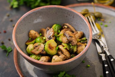 Vegan yemek. Fırında mantar Brüksel lahanası ve otlar ile. Doğru beslenme. Sağlıklı yaşam tarzı