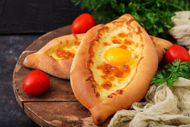 Acara içinde Khachapuri. Açık pasta mozzarella ve egsg ile. Gürcü mutfağı.