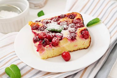 Kiraz ile süzme peynir güveç