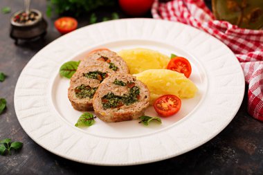 Türkiye'nin rulo ıspanak ile et ve patates püresi garnitür ile kırmızı tatlı biber kıyılmış