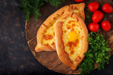 Acara içinde Khachapuri. Açık pasta mozzarella ve egsg ile. Gürcü mutfağı.