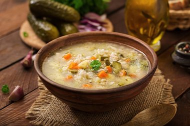 Salatalık turşusu ve pearl arpa - rassolnik ahşap zemin ile çorbası.