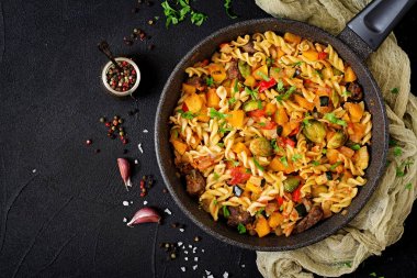 Düdük sebze salça koyu arka plan üzerinde kabak, Brüksel lahanası, kırmızı biber ve karaciğer adet ile. Yukarıdan görüntülemek