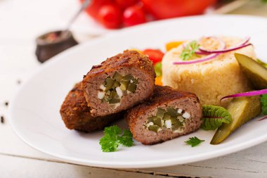 Zrazy pirzola kıyma turşu salatalık ve yumurta ve bulgur garnitür ile