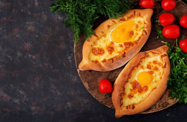 Acara içinde Khachapuri. Açık pasta mozzarella ve egsg ile. Gürcü mutfağı.