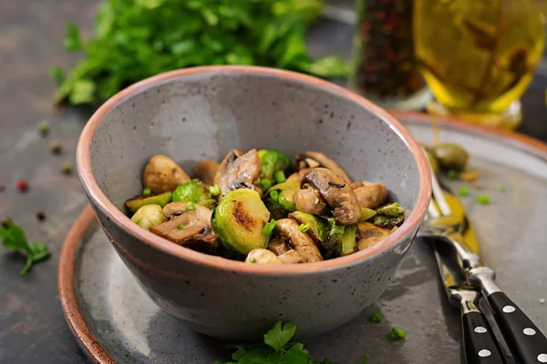 Prato Vegano Cogumelos Assados Com Couves Bruxelas Ervas Nutrição Adequada — Fotografia de Stock