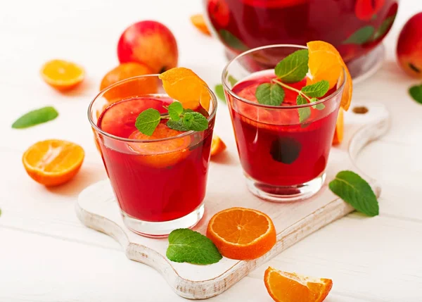 Sangria Ovocem Mátou Bílém Pozadí — Stock fotografie