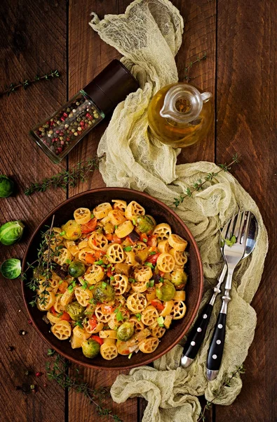 Vegetarische Groente Pasta Rocchetti Met Spruiten Tomaten Aubergine Paprika Bruin — Stockfoto