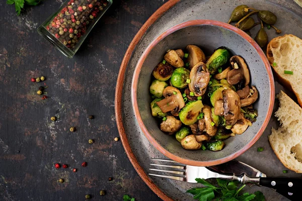 素食菜用芽甘蓝和香草烤蘑菇 适当的营养 健康的生活方式 顶部视图 — 图库照片