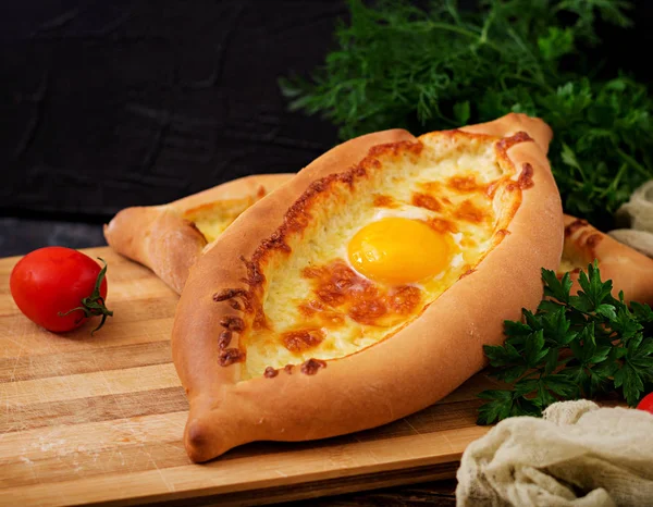 Acara içinde Khachapuri. Açık pasta mozzarella ve egsg ile. Gürcü mutfağı.