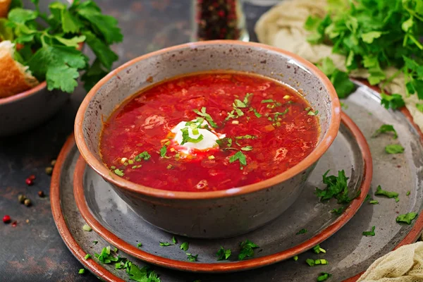 Sığır Kupa Ile Geleneksel Ukrayna Pancar Çorbası — Stok fotoğraf