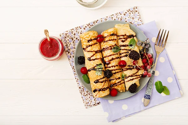 Çikolata, reçel ve çilek ile krep. Lezzetli kahvaltı. Düz yatıyordu. Üstten Görünüm