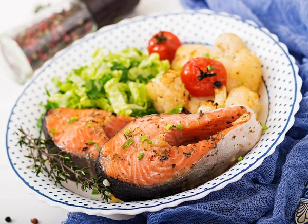 Menu Dietético Bife Salmão Assado Com Couve Flor Tomate Ervas — Fotografia de Stock