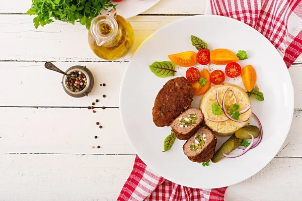 Zrazy Schnitzel Mit Hackfleisch Mit Eingelegten Gurken Und Eiern Und — Stockfoto