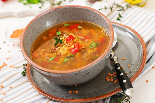 Kırmızı mercimek, et, kırmızı biber ve güzel kokulu kekik ile iştah açıcı çorbası