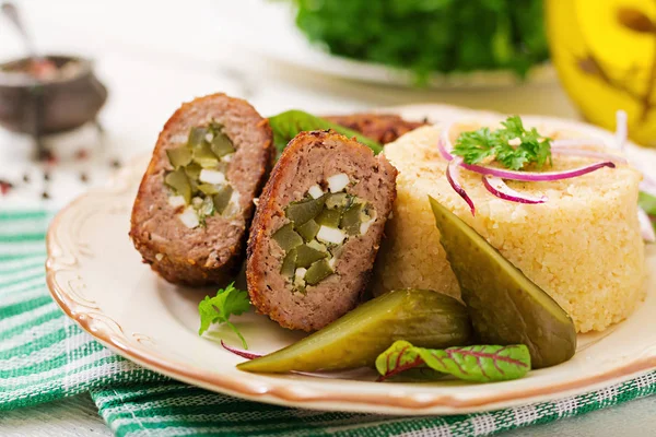 Zrazy pirzola kıyma turşu salatalık ve yumurta ve bulgur garnitür ile