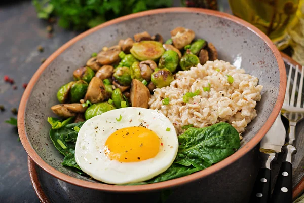 Pequeno Almoço Saudável Mingau Aveia Ovo Salada Verduras Cozidas Forno — Fotografia de Stock