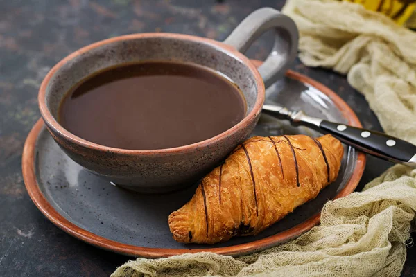 香り豊かなコーヒーとクロワッサンのカップ 朝の朝食 — ストック写真